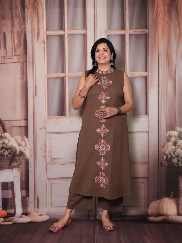 Cotton_Embroidered_Cut_Sleeve_Kurta_&_Pant_Set__.