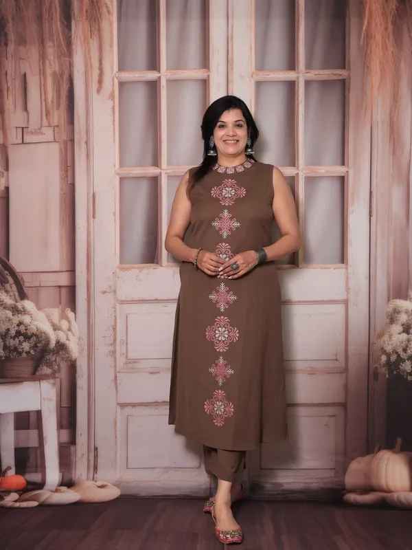 Cotton_Embroidered_Cut_Sleeve_Kurta_&_Pant_Set__.