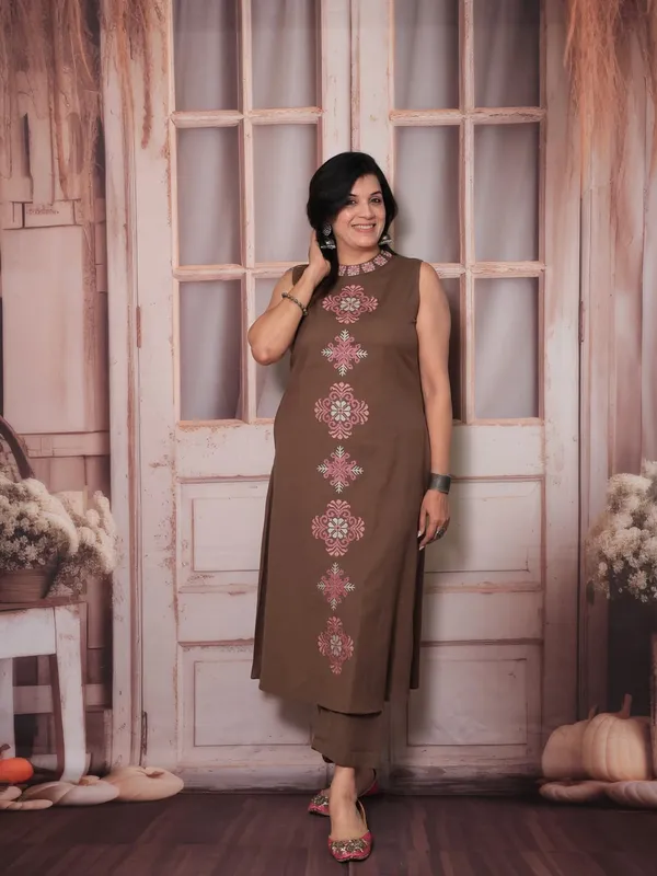 Cotton_Embroidered_Cut_Sleeve_Kurta_&_Pant_Set__.