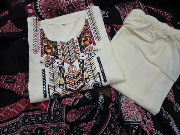 Cotton_Embroidered_Kurta_With_Pant_&_Dupatta_Set__.