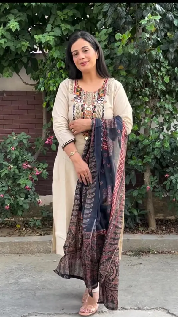 Cotton_Embroidered_Kurta_With_Pant_&_Dupatta_Set__.