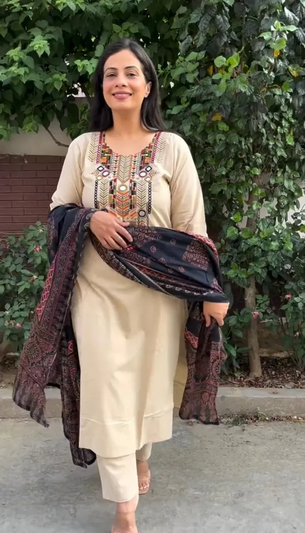 Cotton_Embroidered_Kurta_With_Pant_&_Dupatta_Set__.