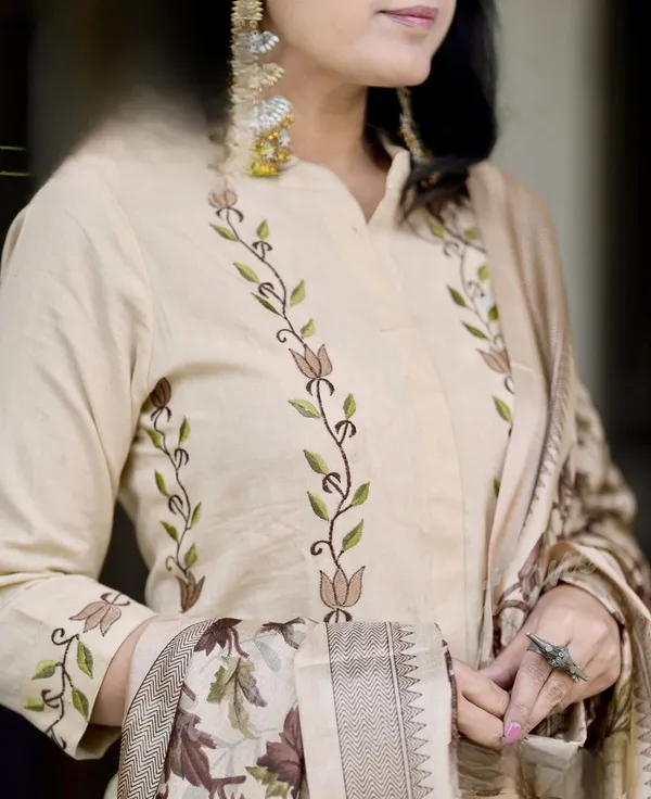 Cotton_Embroidered_Kurta_With_Pant_&_Khadi_Silk_Dupatta_Set__.