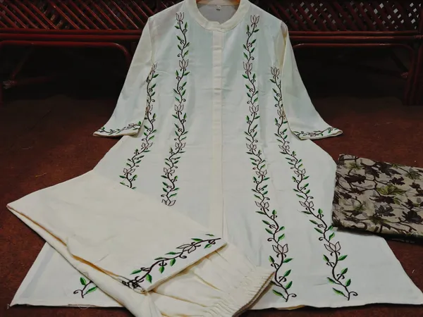 Cotton_Embroidered_Kurta_With_Pant_&_Khadi_Silk_Dupatta_Set__.