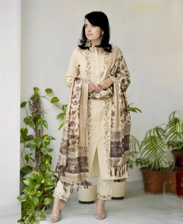 Cotton_Embroidered_Kurta_With_Pant_&_Khadi_Silk_Dupatta_Set__.