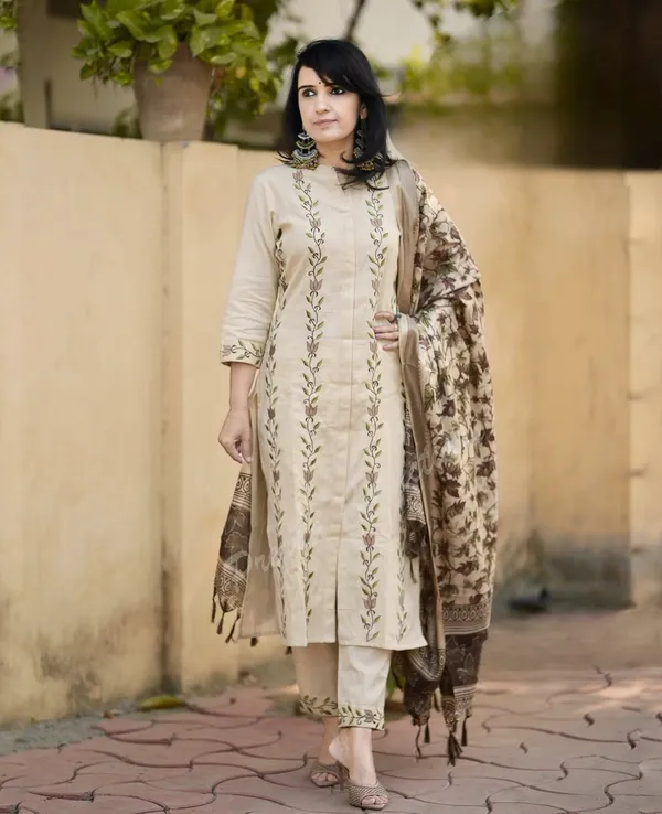 Cotton_Embroidered_Kurta_With_Pant_&_Khadi_Silk_Dupatta_Set__.
