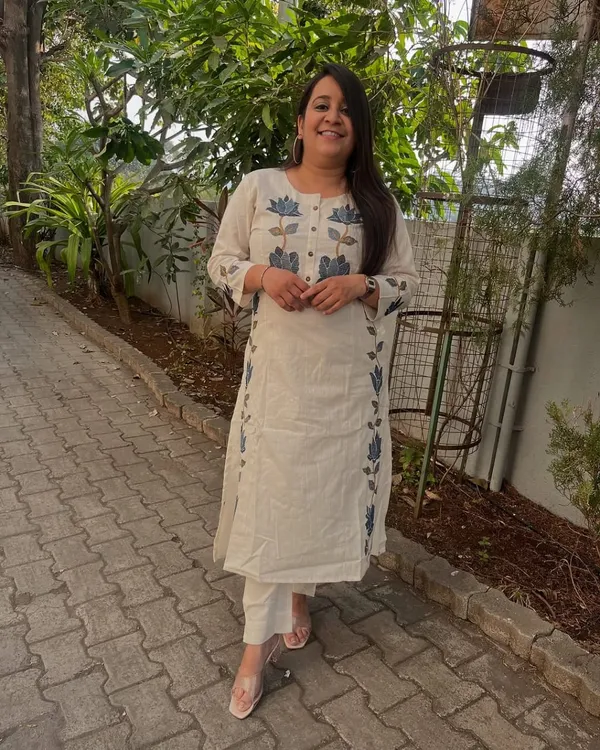 Off-White_Cotton_Embroidered_Kurta_&_Pant_Set
