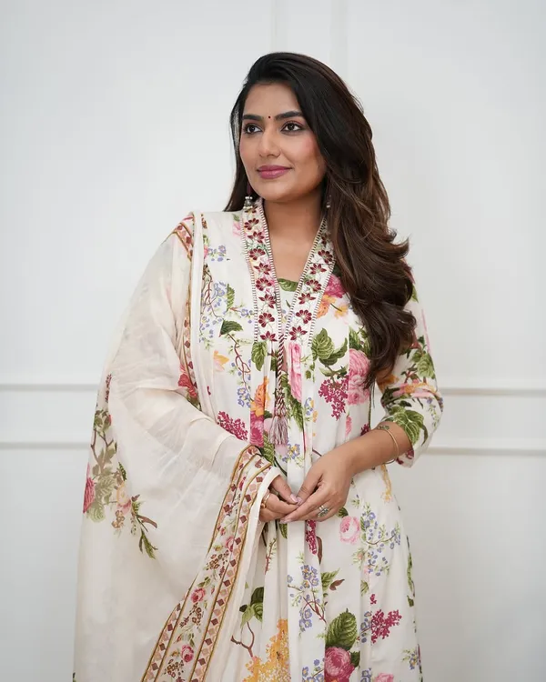 Cotton_Floral_Print_Kurta_With_Pant_&_Dupatta_Set__.
