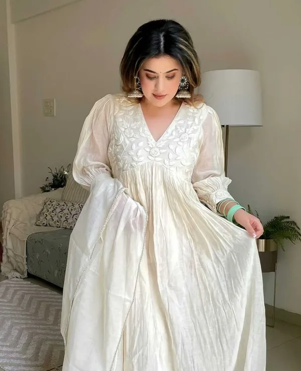 Off-White_Embroidered_Chanderi_Kurta_With_Lining_Inside_Along_With_Pant_&_Chanderi_Dupatta_Set