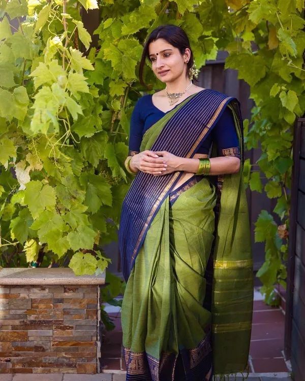 Green_Aradhana_Narayanapet_Pure_Cotton_saree_with_running_blouse_piece_(same_as_saree_(color))