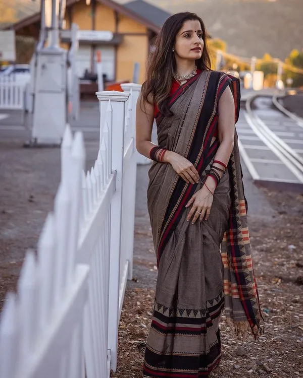 Charcoal_Grey_Rangoli_Border_Narayanpet_Pure_Handloom_Cotton_Sarees_with_Running_blouse_piece