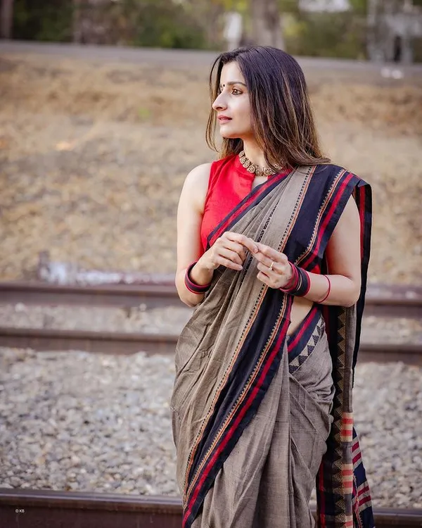 Charcoal_Grey_Rangoli_Border_Narayanpet_Pure_Handloom_Cotton_Sarees_with_Running_blouse_piece