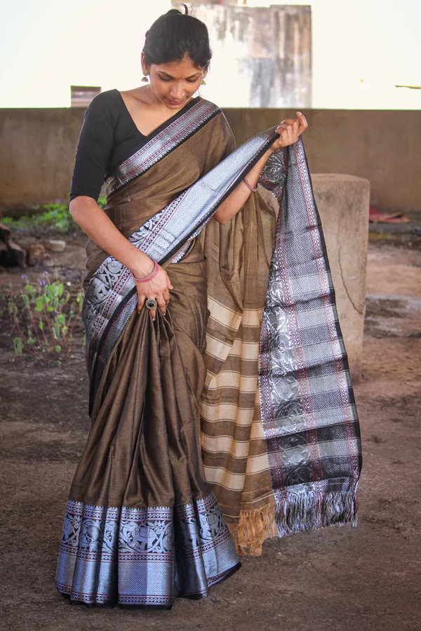 Biege_Tanvi_Silver_Jari_Border_Narayanpet_Pure_Cotton_saree