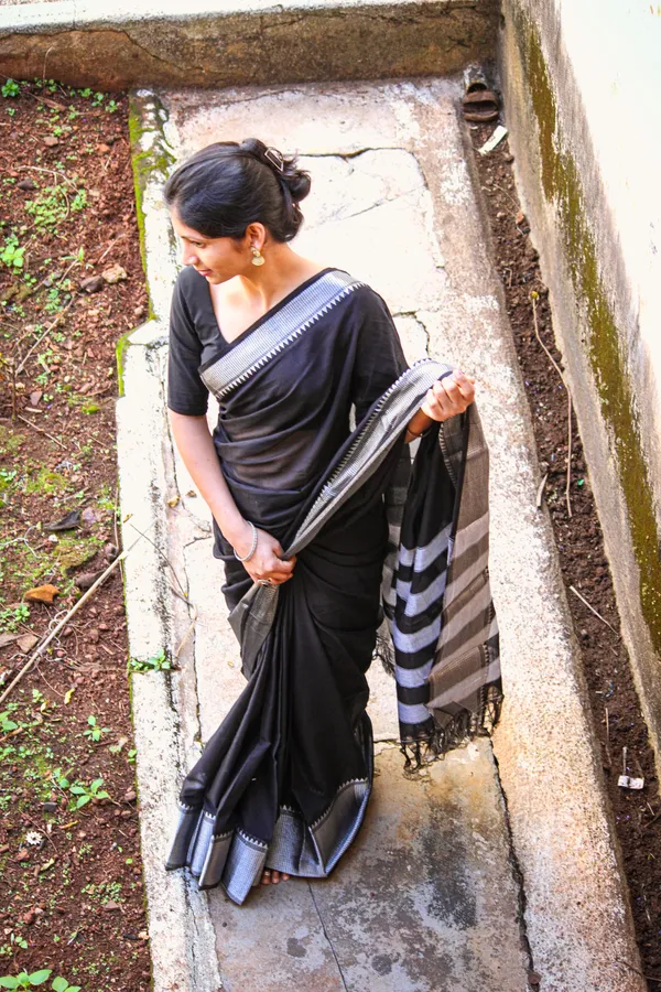 Black_Sahitya_Silver_Jari_Border_Narayanpet_Pure_Cotton_saree