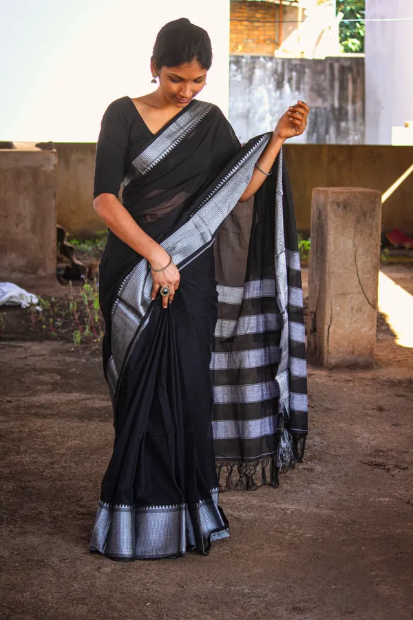 Black_Sahitya_Silver_Jari_Border_Narayanpet_Pure_Cotton_saree
