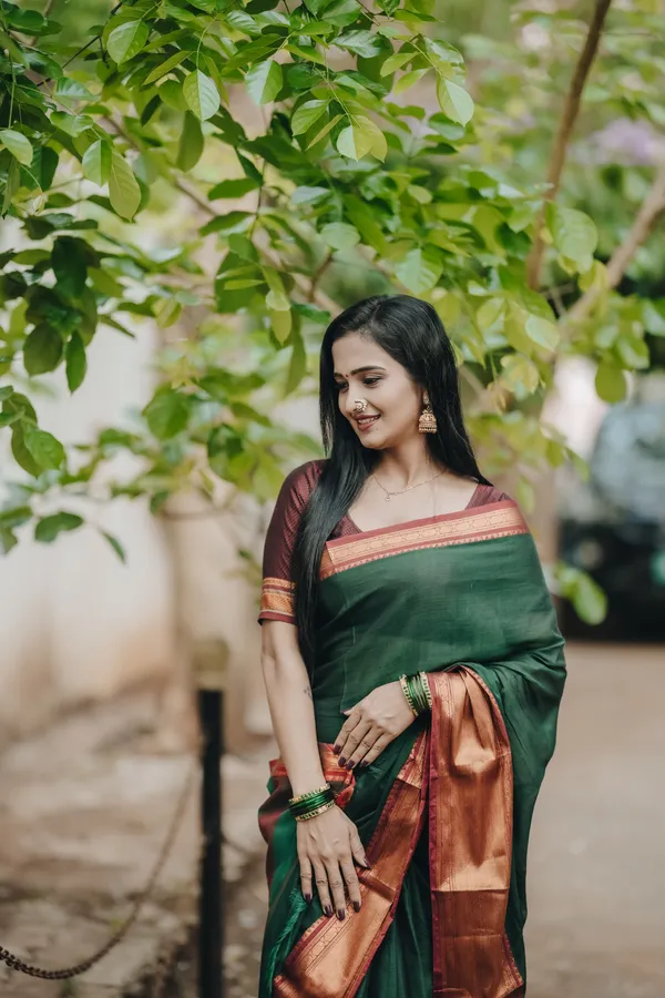 Tanushri_Bottle_Green_Narayanpet_Pure_Handloom_Cotton_Saree_with_Running_blouse_piece