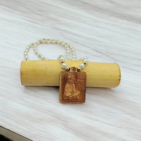 Wooden_Carving_Hanuman_ji_Pendant_with_White_Pearl_mala_(Hanu.S.Wcry)