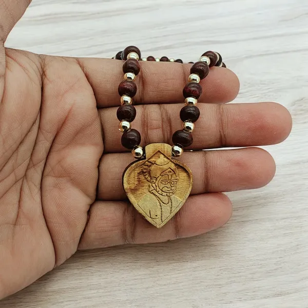 Wooden_Carving_Hanuman_ji_pendant_with_Lal_Chandan_chain_(H.HRT.Lal.Chn)