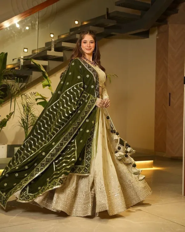 Cream_Thread_&_Sequins_Work_Semi_Stitched_Lehenga_Choli