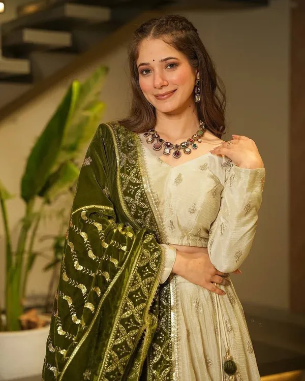 Cream_Thread_&_Sequins_Work_Semi_Stitched_Lehenga_Choli