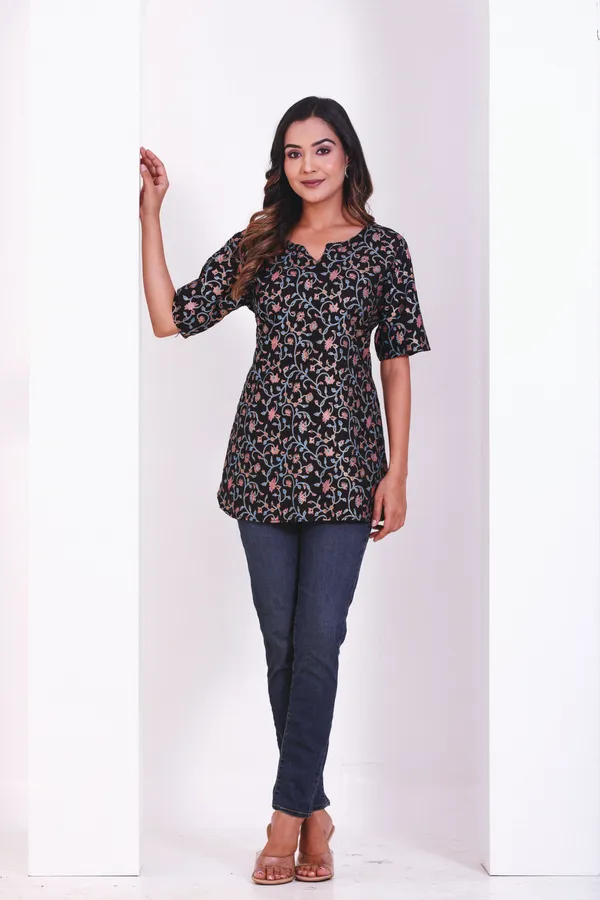 Women_Ethnic_Black_Foil_Print_Short_Kurta
