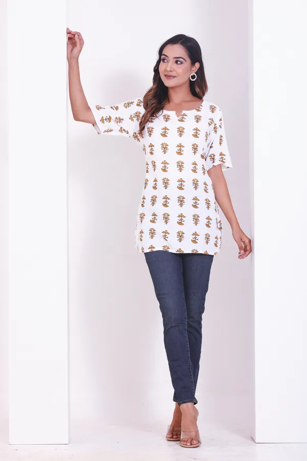 Classy_White_Women_Floral_Printed_Short_Kurta