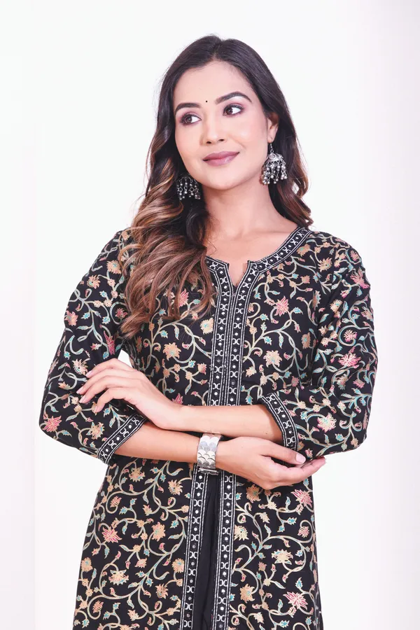 Trendy_Women_Black_Foil_Printed_Lace_Border_Gown_