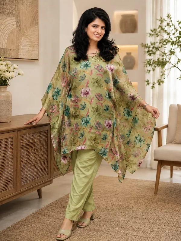 Kaftan_Style_Set_With_Hand_Embroidery_