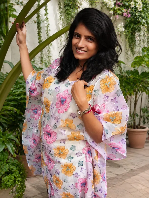 White_Kaftan_Style_Set_With_Hand_Embroidery_