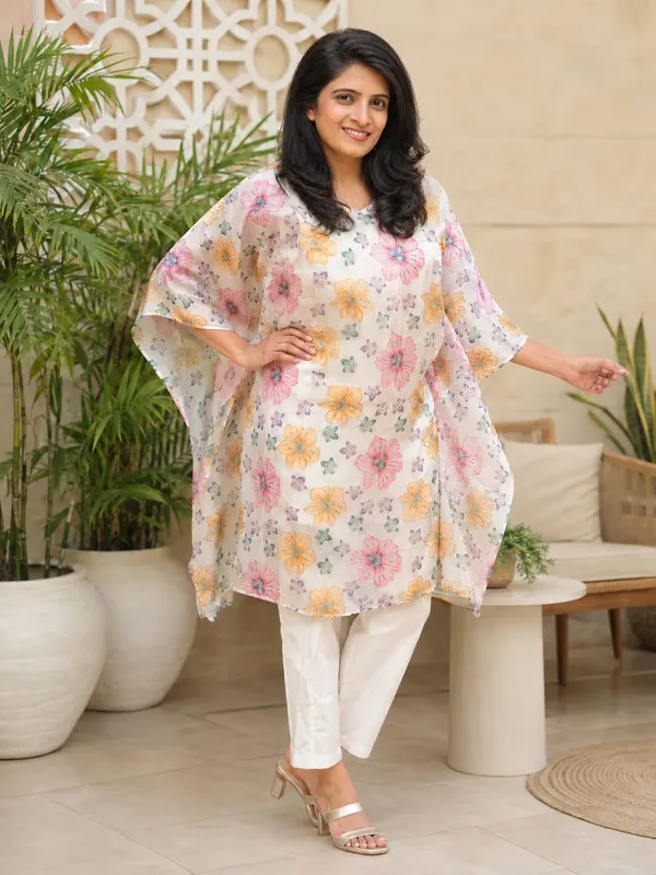 White_Kaftan_Style_Set_With_Hand_Embroidery_