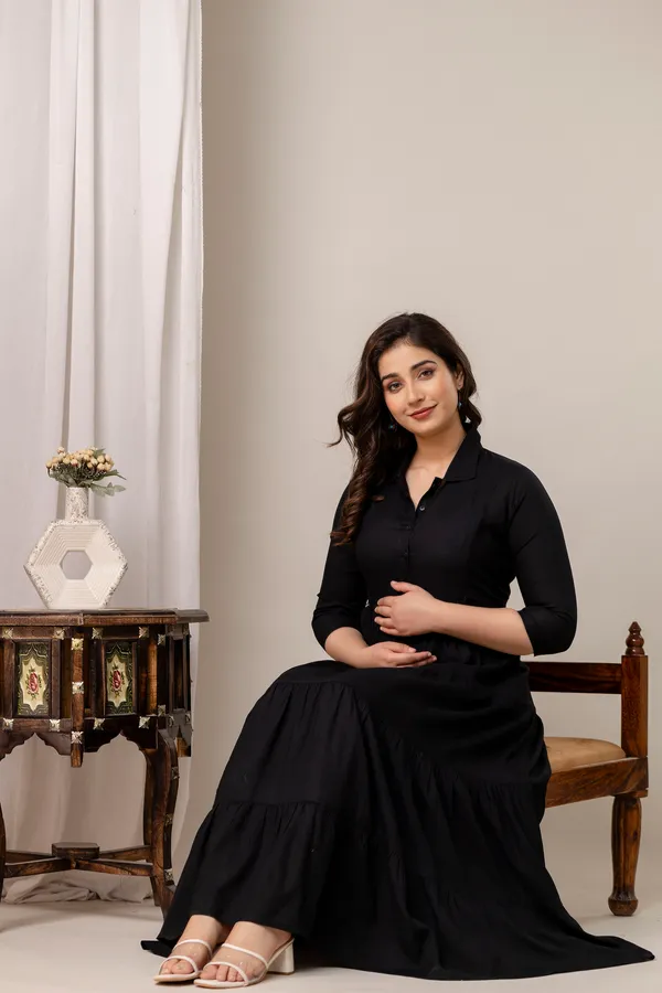 black_shirt_coller_4_tyer_maternity_dress