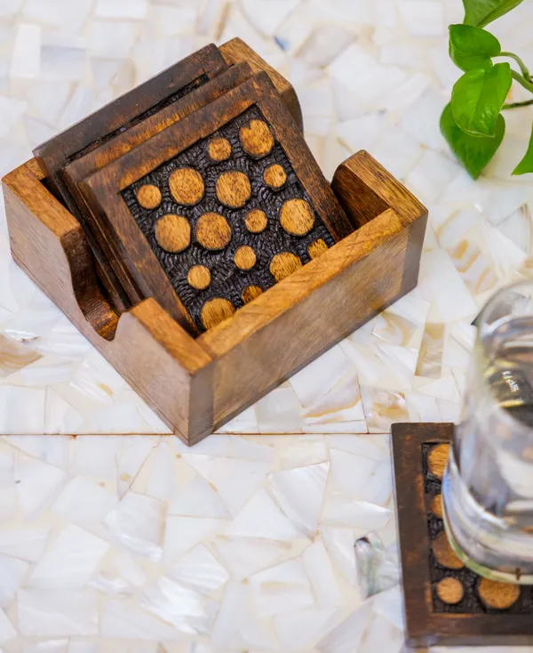 Dotted_Wooden_Coaster_Set