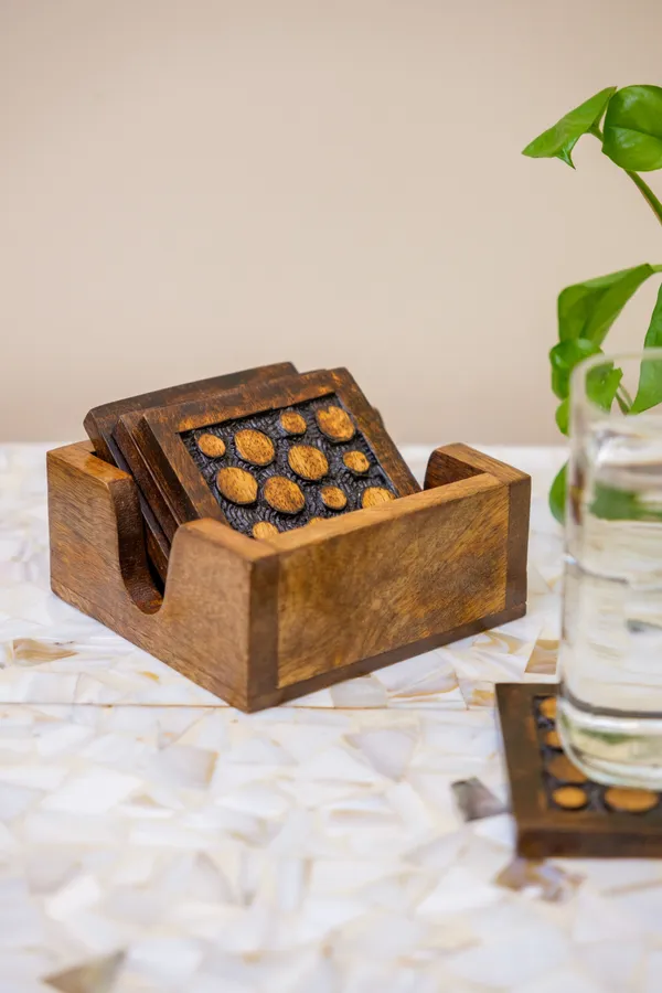 Dotted_Wooden_Coaster_Set