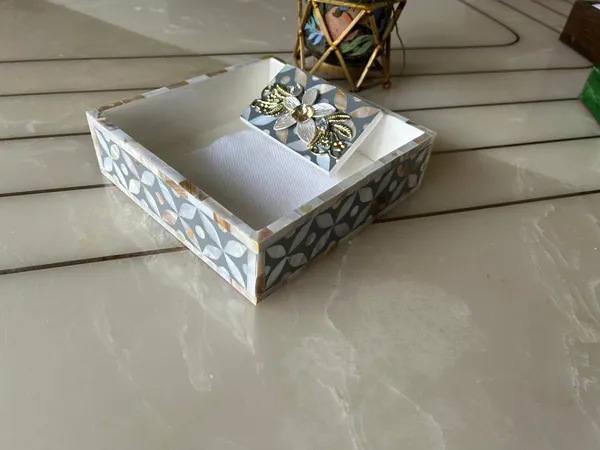 Designer_Ethereal_-_Mother_of_Pearl_-_Weight_Tissue_Holder