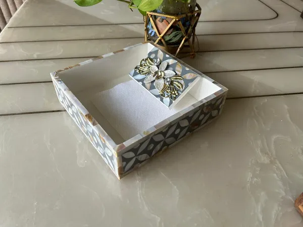 Designer_Ethereal_-_Mother_of_Pearl_-_Weight_Tissue_Holder