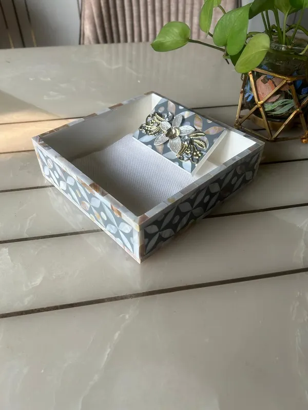 Designer_Ethereal_-_Mother_of_Pearl_-_Weight_Tissue_Holder