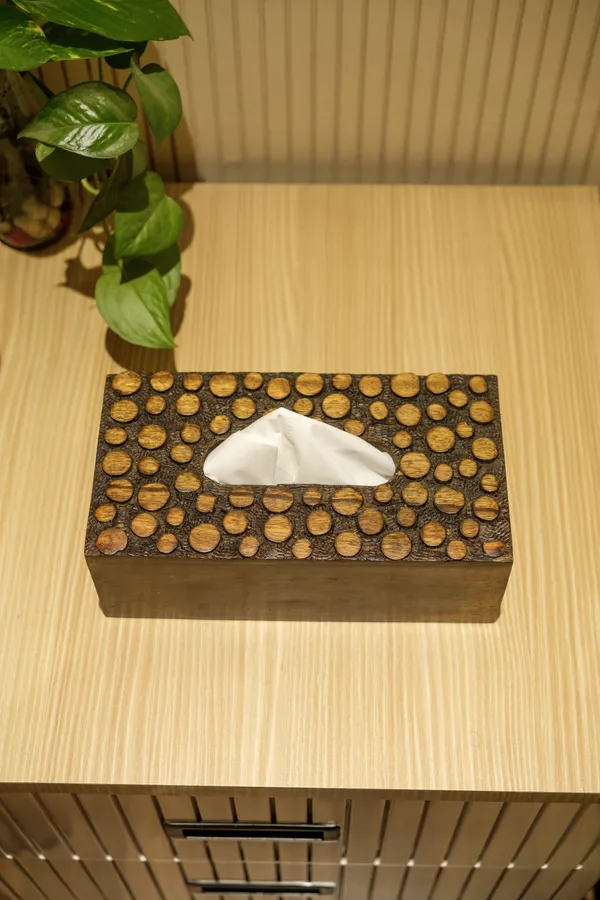Dotted_Wooden_Tissue_Box_(21cmx12cmx7cm)