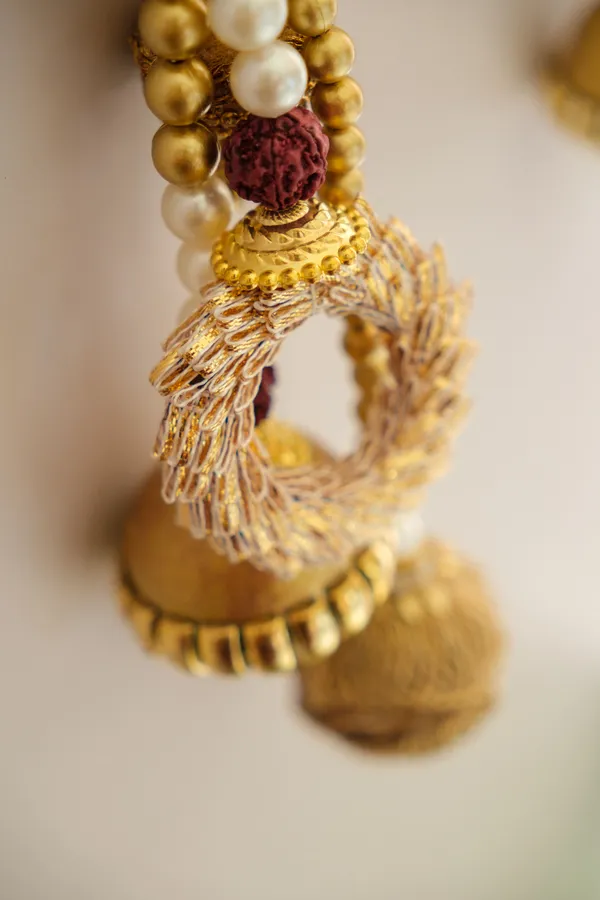 Timeless_Side_Door_Hanging_|_Gold_Plated_Traditional_Décor_for_Housewarming_Gifts
