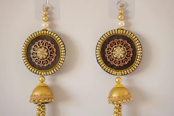 Timeless_Side_Door_Hanging_|_Gold_Plated_Traditional_Décor_for_Housewarming_Gifts