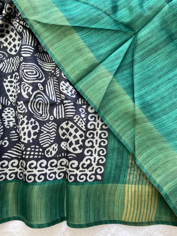 Deepali_Green_–_Row_of_Lamps_Diwali_Special_|_Soft_Tussar_Silk_Saree_with_Print,_Border_&_Contrast_Print_Blouse_with_Tassels