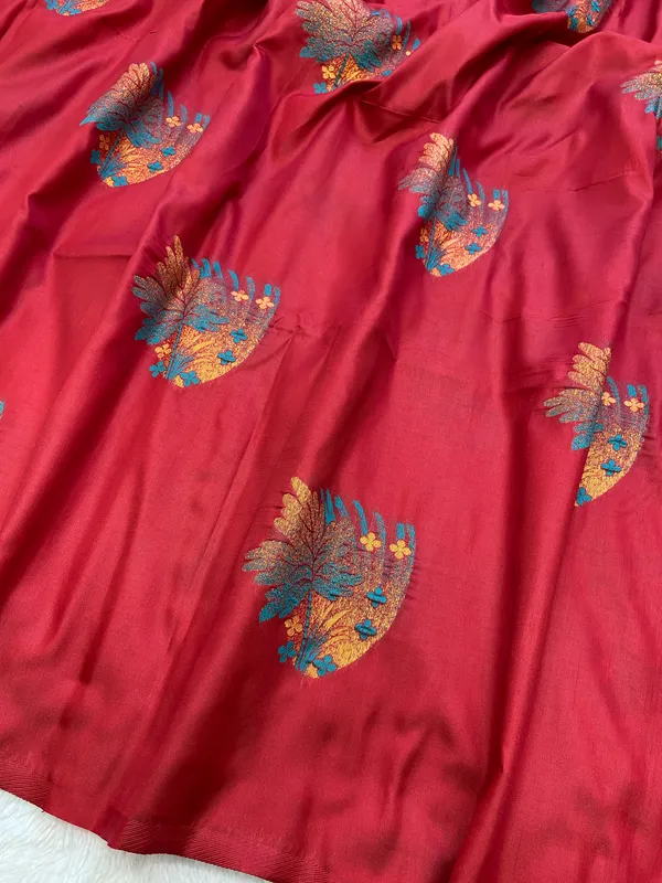 Premium_Soft_Silk_sarees_with_Beautiful_Weaving_Zari_With_Attractive_Two_Tone_Design_And_Weaving_Design_Blouse_With_Tassels
