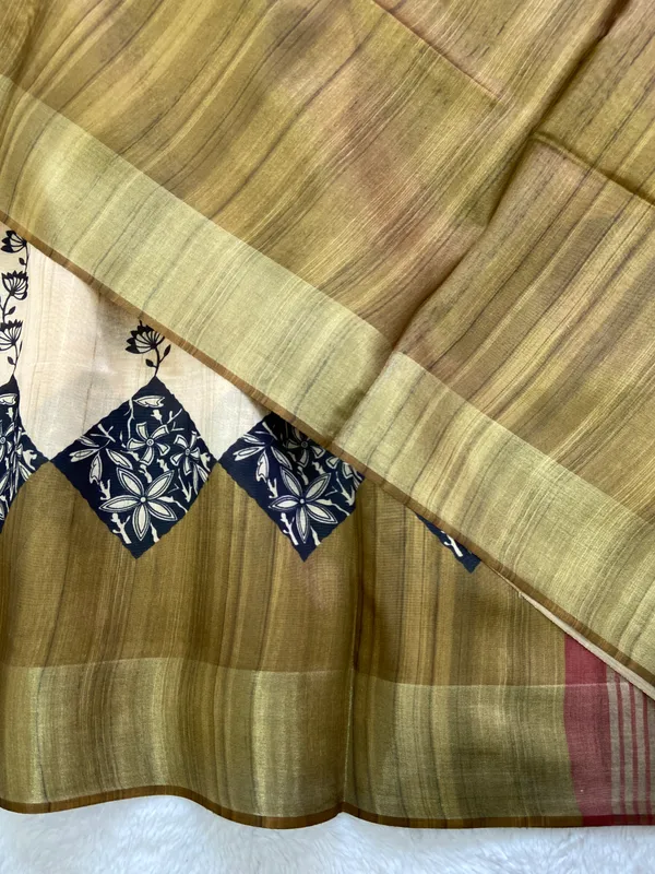 Soft_Tussar_Silk_sarees_with_Beautiful_Print_With_Attractive_Border_And_Contrast_Print_Blouse_With_Tassels