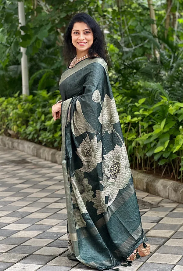 Suhasini_Green_–_Smiling_Aesthetic_Edit_for_You_|_Soft_Tussar_Silk_Saree_with_Digital_Print,_Checks_Design_Saree_&_Digital_Print_Blouse_with_Tassels