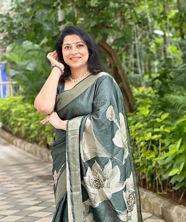 Suhasini_Green_–_Smiling_Aesthetic_Edit_for_You_|_Soft_Tussar_Silk_Saree_with_Digital_Print,_Checks_Design_Saree_&_Digital_Print_Blouse_with_Tassels