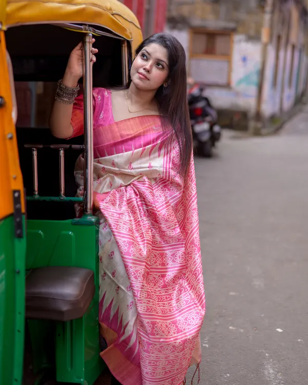 Soft_Tussar_Silk_sarees_with_Beautiful_Print_With_Attractive_Border_And_Contrast_Print_Blouse_With_Tassels