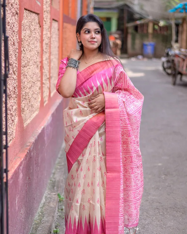 Soft_Tussar_Silk_sarees_with_Beautiful_Print_With_Attractive_Border_And_Contrast_Print_Blouse_With_Tassels