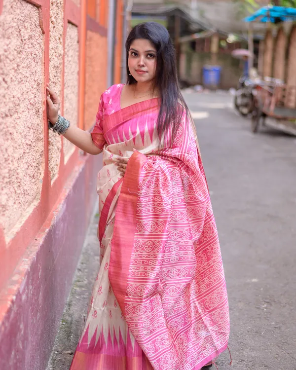 Soft_Tussar_Silk_sarees_with_Beautiful_Print_With_Attractive_Border_And_Contrast_Print_Blouse_With_Tassels