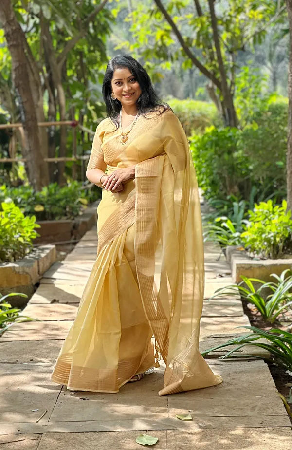 Soft_Tissue_Silk_sarees_with_Beautiful_Weaving_With_Attractive_Border_&_Rich_Pallu_With_Sequence_And_Running_Blouse_With_Tassels