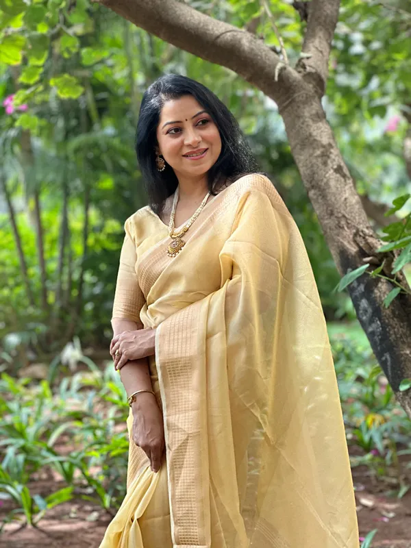 Soft_Tissue_Silk_sarees_with_Beautiful_Weaving_With_Attractive_Border_&_Rich_Pallu_With_Sequence_And_Running_Blouse_With_Tassels