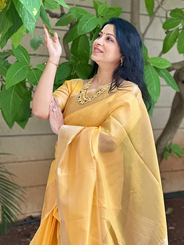 Soft_Tissue_Silk_sarees_with_Beautiful_Weaving_With_Attractive_Border_&_Rich_Pallu_With_Sequence_And_Running_Blouse_With_Tassels